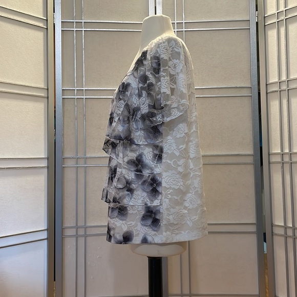 *AGB Woman White & Black Lacey Short Sleeved Top - Picture 4 of 5